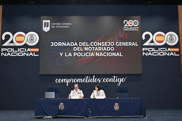El comisario general de la Policía Judicial, Luis Fernando Pascual Grasa, y la presidenta del Consejo General del Notariado, Concepción Pilar Barrio del Olmo, en la I Jornada Consejo General del Notariado–Policía Nacional.