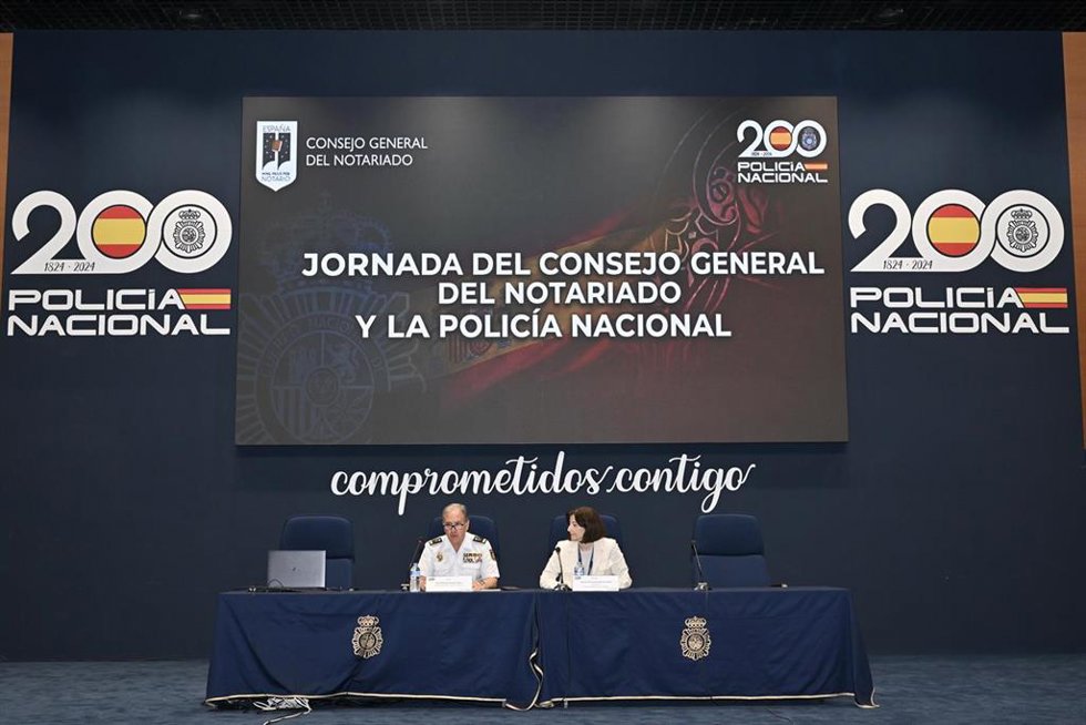 El comisario general de la Policía Judicial, Luis Fernando Pascual Grasa, y la presidenta del Consejo General del Notariado, Concepción Pilar Barrio del Olmo, en la I Jornada Consejo General del Notariado–Policía Nacional.