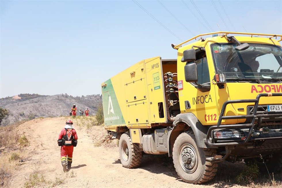 Efectivos del dispositivo de extinción del incendio forestal declarado el pasado lunes en el municipio onubense de Villanueva de los Castillejos. 