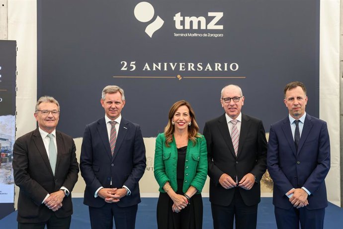 Las autoridades que han participado en la inauguración de la infraestructura