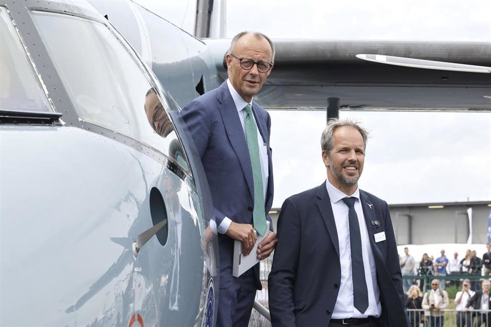 El canciller alemán, Friedrich Merz, a su llegada a la feria aeronáutica ILA de Berlín. 