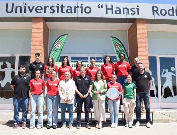 La Facultad de Ciencias de la Actividad Física y del Deporte de la ULE ha acogido el acto de homenaje y reconocimiento a las jugadoras del Baloncesto Femenino León tras el ascenso.