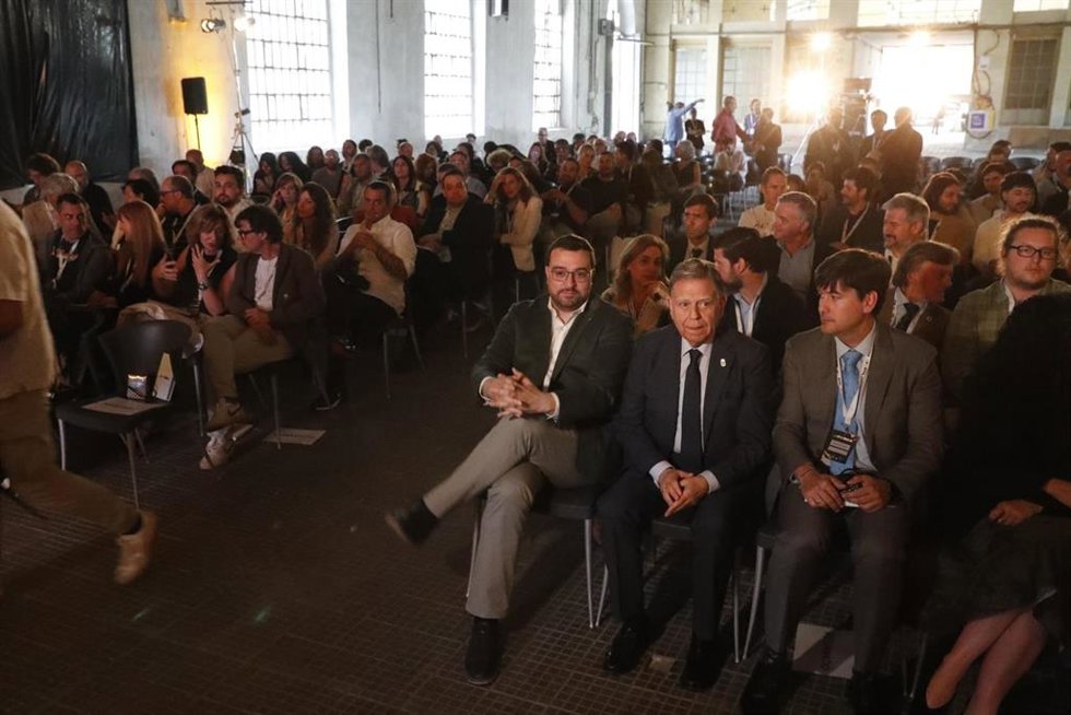 Adrián Barbón, en el centro, durante la presentación de La Fávrica