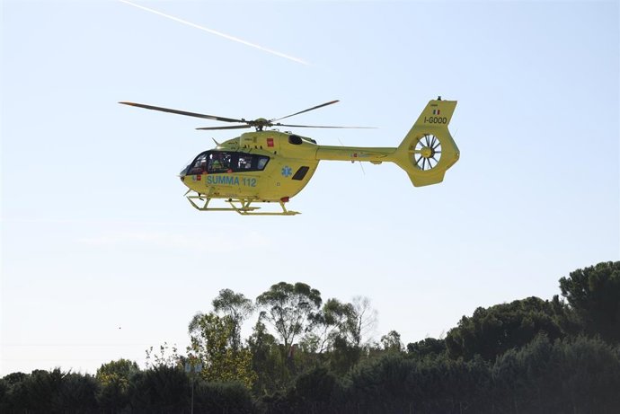 Archivo - Un helicóptero del Servicio de Urgencia Médica de la Comunidad de Madrid, SUMMA 112