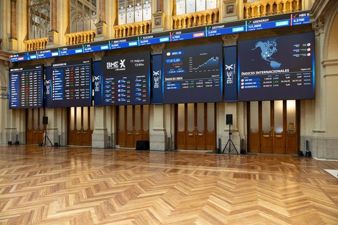 Paneles informativos en el Palacio de la Bolsa de Madrid.