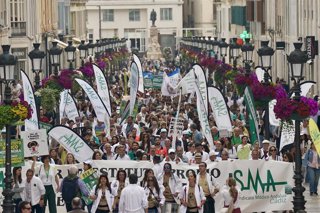 Archivo - Imagen de archivo de una manifestación de médicos en Málaga.