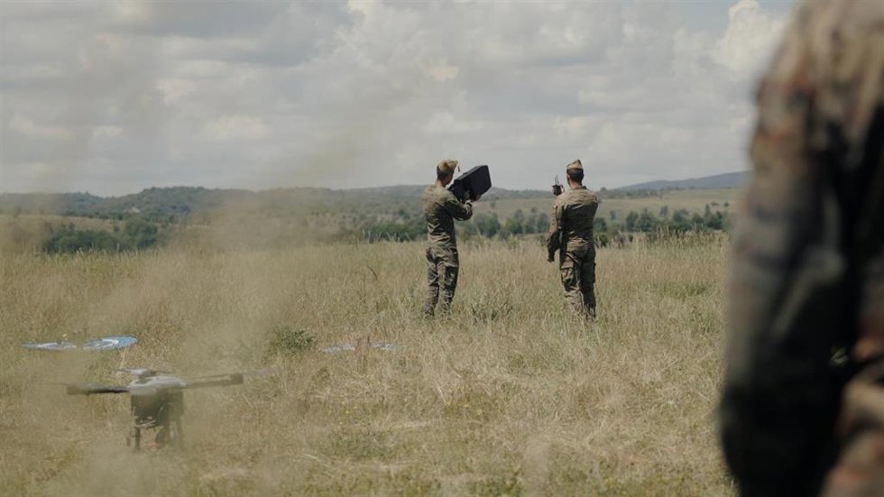 Dos soldados de la Legión usan un inhibidor portátil de drones durante unos ensayos de alta tecnología en el campo de entrenamiento militar de Lest (Eslovaquia).