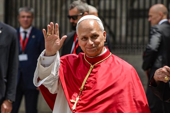 El Papa León XIV a su llegada a la homilía en la Catedral de la Santa Cruz y Santa Eulalia, a 9 de junio de 2026, en Barcelona, Catalunya (España). La homilía es el primer acto del Papa León XIV en Barcelona y aunque la entrada a la catedral es por invita