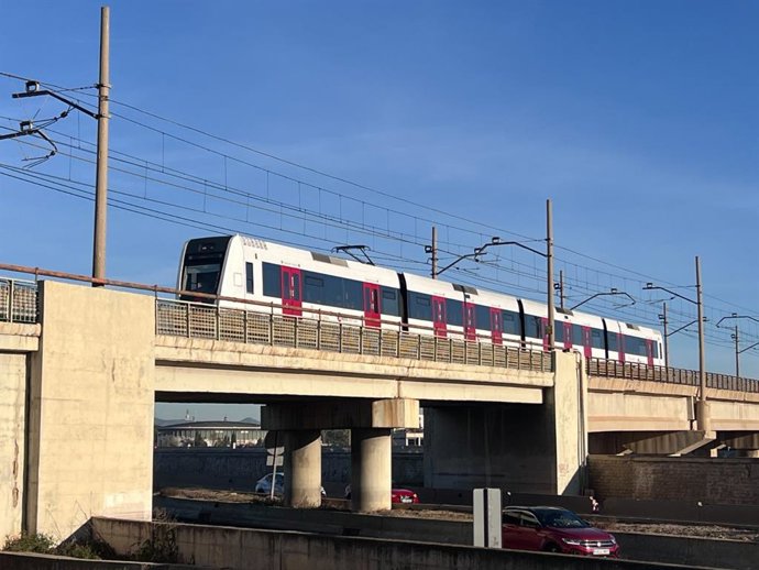 Metro sobre puente de la red de Metrovalencia
