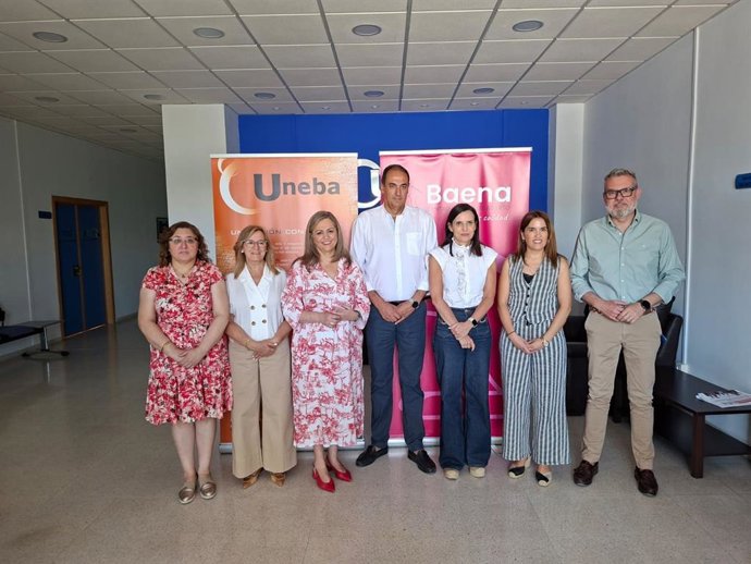 Gálvez (3ª dcha.), junto a responsables municipales y de Uneba, en la presentación del reconocimiento a Baena como Centro Comercial Abierto de Andalucía.