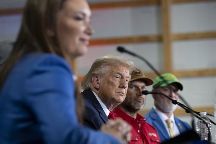 9 de junho de 2026, Chippewa Falls, Wisconsin, Estados Unidos da América: O presidente dos EUA, Donald Trump, ouve atentamente durante uma mesa redonda com agricultores na Custer Farms, em 5 de junho de 2026, em Chippewa Falls, Wisconsin. Sentados, da esq