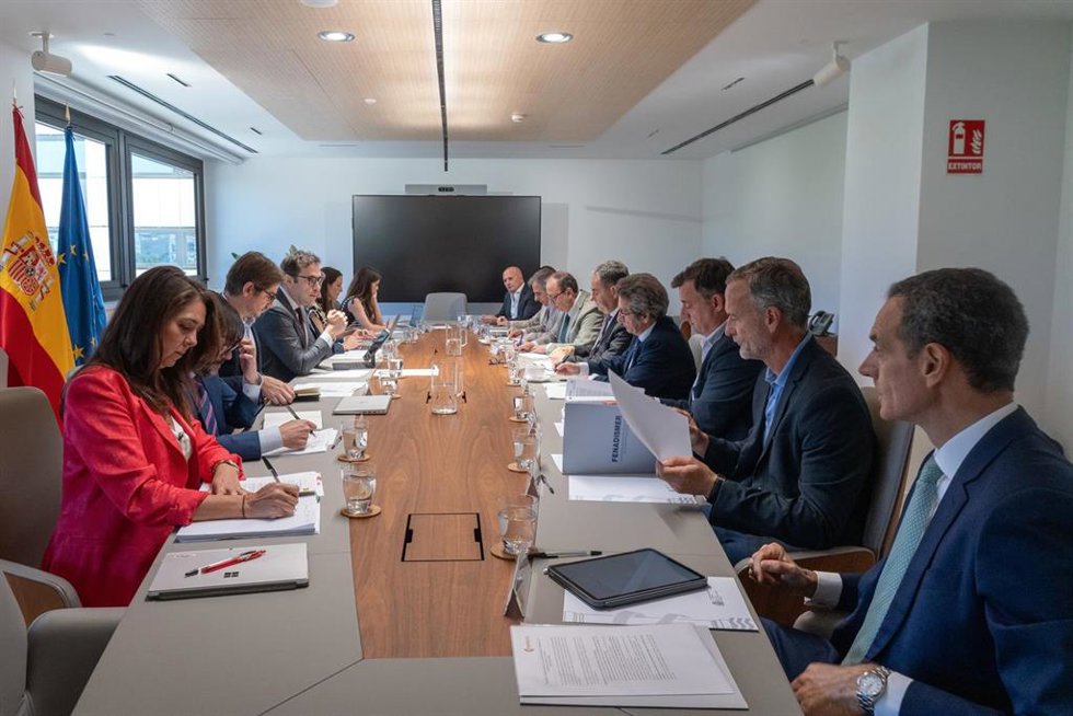 El vicepresidente primero y ministro de Economía, Comercio y Empresa, Carlos Cuerpo, se reúne con patronales y asociaciones de los sectores del transporte, la logística y la distribución.