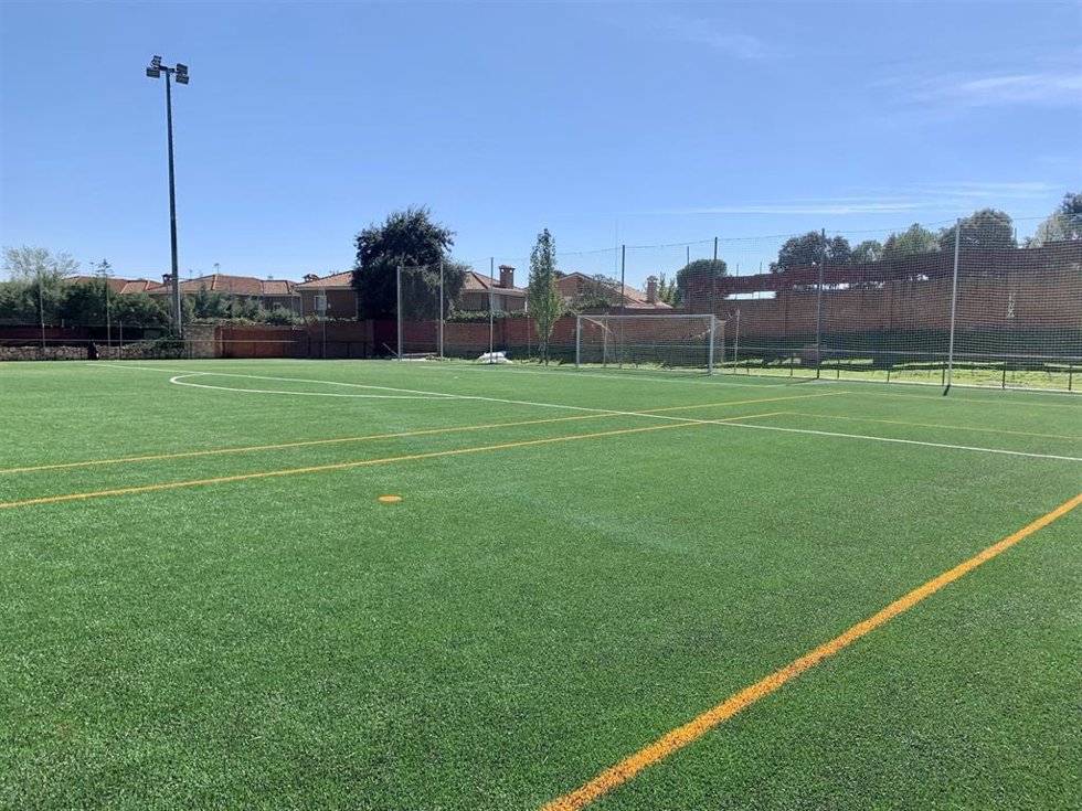 Archivo - Nuevo cesped artificial instalado en el campo de fútbol de Chapinería.