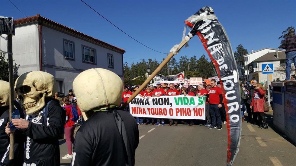 Archivo - Protesta en Touro contra la futura mina de cobre