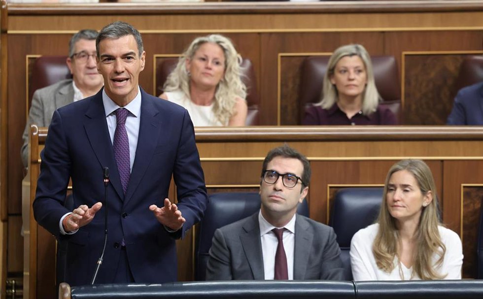 El presidente del Gobierno, Pedro Sánchez, el vicepresidente primero y ministro de Economía, Carlos Cuerpo y la vicepresidenta tercera y ministra para la Transición Energética, Sara Aagesen, durante una sesión de control al Gobierno.