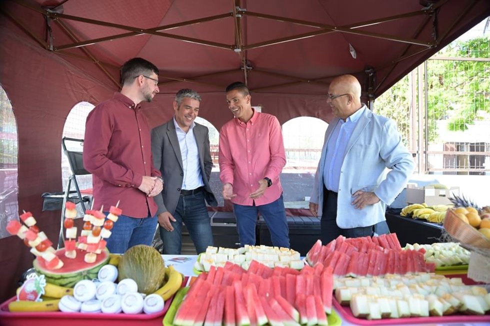 El consejero de Agricultura, Ganadería y Pesca del Gobierno de Canarias, Narvay Quintero, en una visita a un colegio para hacer un balance del programa de frutas y verduras