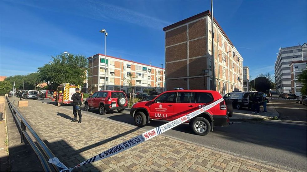 Archivo - Efectivos de la Policía Nacional en el barrio de la Fuensanta de Córdoba el pasado 13 de abril, cuando se produjo el asesinato de Tulia, presuntamente a manos de su expareja.