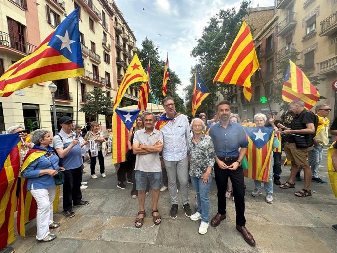 Entidades independentistas reparten 5.000 'esteladas' para combatir "el intento de españolización" de la visita