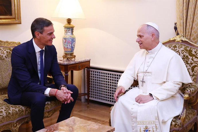 El presidente del gobierno, Pedro Sánchez (i), y el Papa León XIV (d) se reúnen en la sede de la Nunciatura Apostólica, a 8 de junio de 2026, en Madrid 