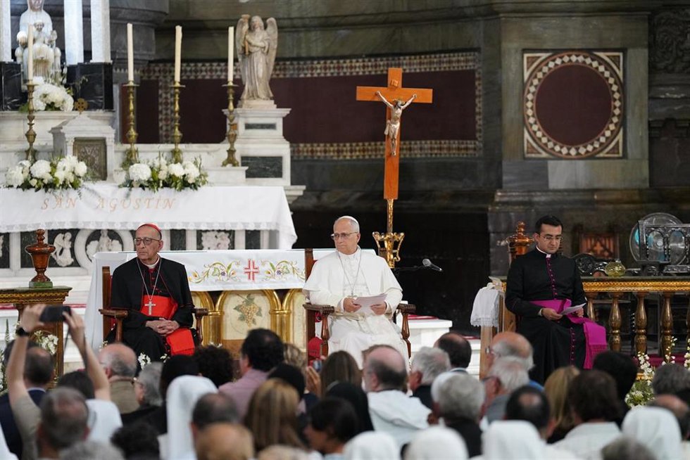 El Papa León XIV (c) junto al arzobispo de Barcelona, Juan José Omella (i), mantiene un encuentro eclesial con las entidades de caridad y asistencia diocesana en la Iglesia de San Agustín, ubicada en el barrio de El Raval (Barcelona)