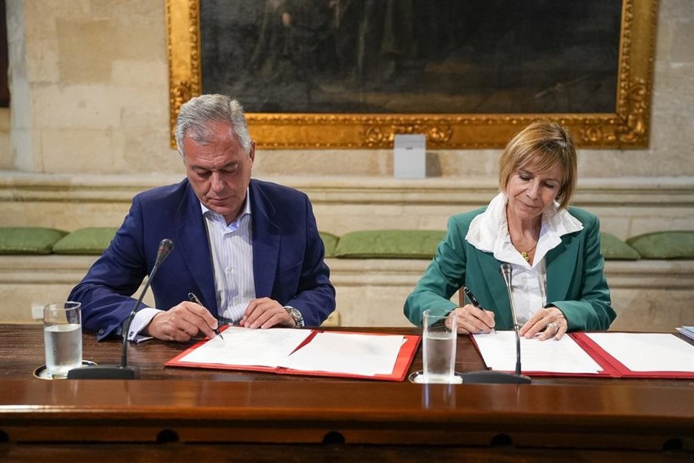 El alcalde de Sevilla y presidente de Emasesa, José Luis Sanz, y la directora de Recursos Sostenibles del JRC, Alessandra Zampieri, firman el convenio de colaboración
