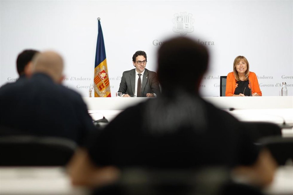 El ministro portavoz, Guillem Casal, y la ministra de Vivienda, Conxita Marsol.