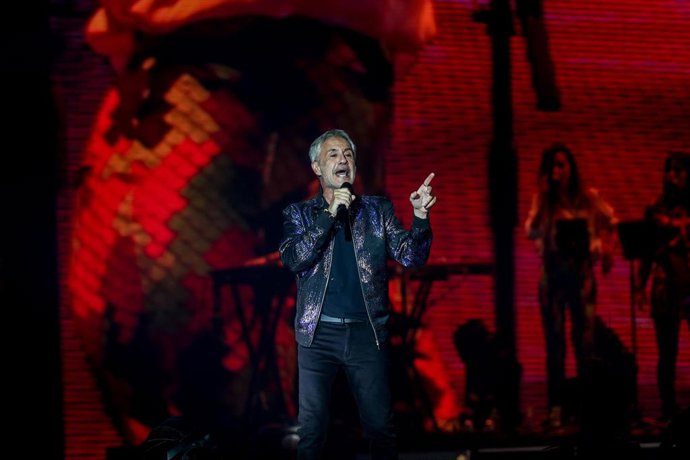 Archivo - Sergio Dalma actúa en un concierto.