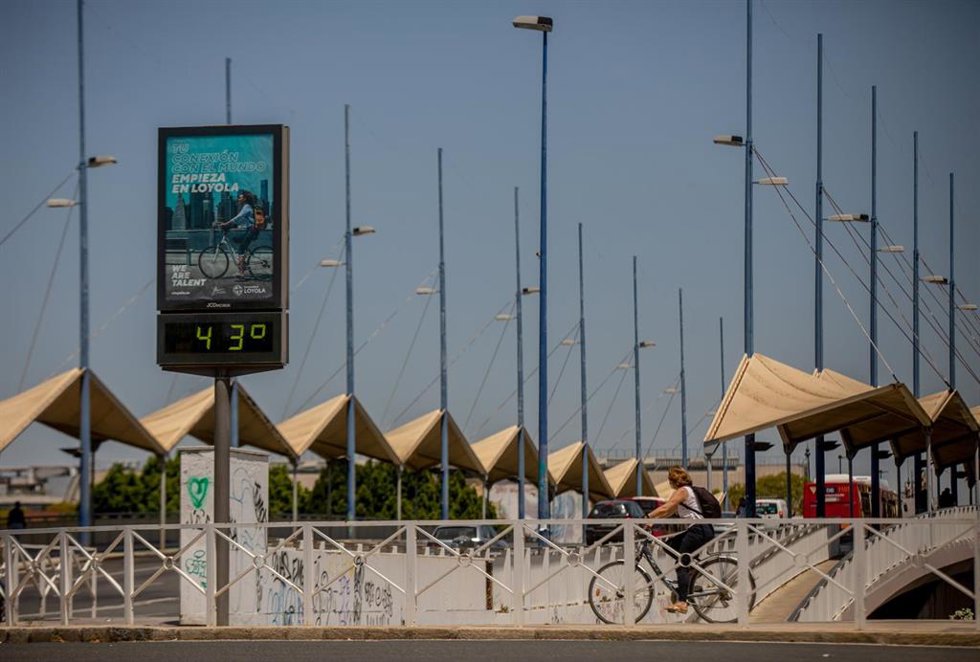 Archivo - Imagen del termómetro situado en el Puente del Cachorro de Sevilla.
