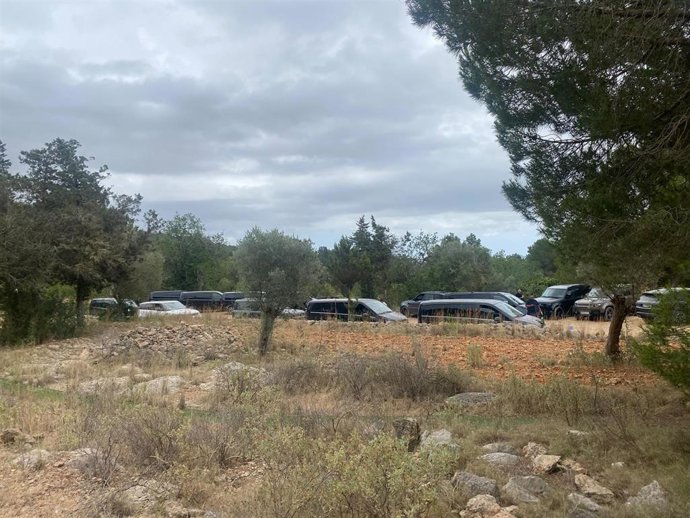 Vehículos aparcados en una zona rústica de Sant Antoni donde se celebraba la fiesta.