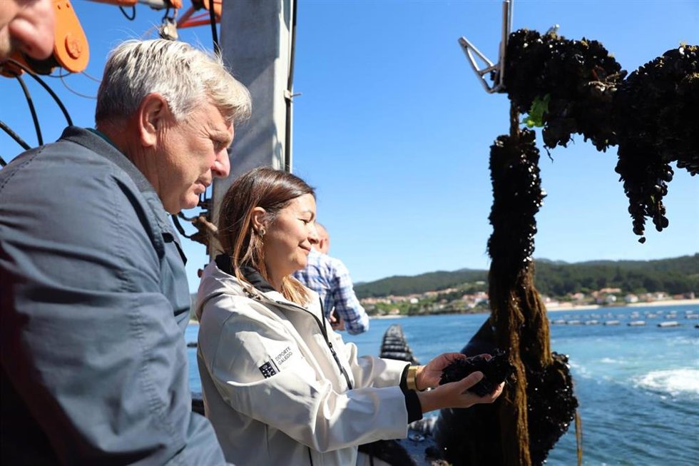 La conselleira do Mar, Marta Villaverde, visita los long-lines de Opmega en Muros.