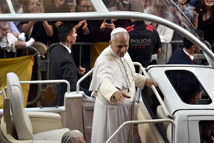 El Papa León XlV durante su recorrido en el papamóvil por la calle Roselló camino a la Basilica de la Sagrada Familia,a 10 de junio de 2026, en Barcelona, Catalunya (España). El Papa recorre en papamóvil algunos puntos de la ciudad de Barcelona camino de 