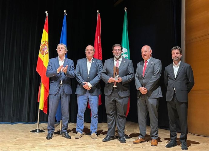 Sánchez Cabrera posa con el galardón, en un momento de la ceremonia.