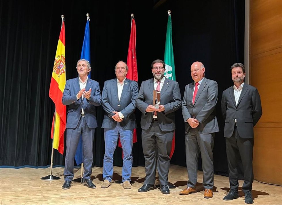 Sánchez Cabrera posa con el galardón, en un momento de la ceremonia.