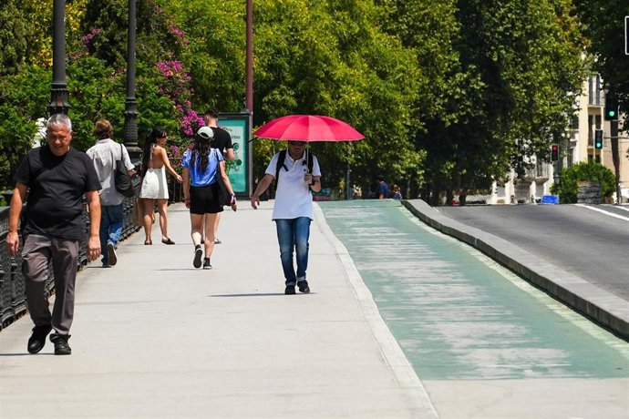 Archivo - Peatones por las calles de Sevilla en plena ola de calor. A 11 de agosto de 2025 en Sevilla, Andalucía (España). 