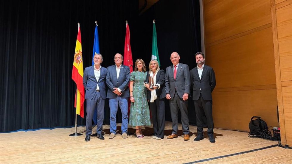 La alcaldesa de Granada, Marifrán Carazo, recoge en nombre del Ayuntamiento la Escoba de Platino 2026.