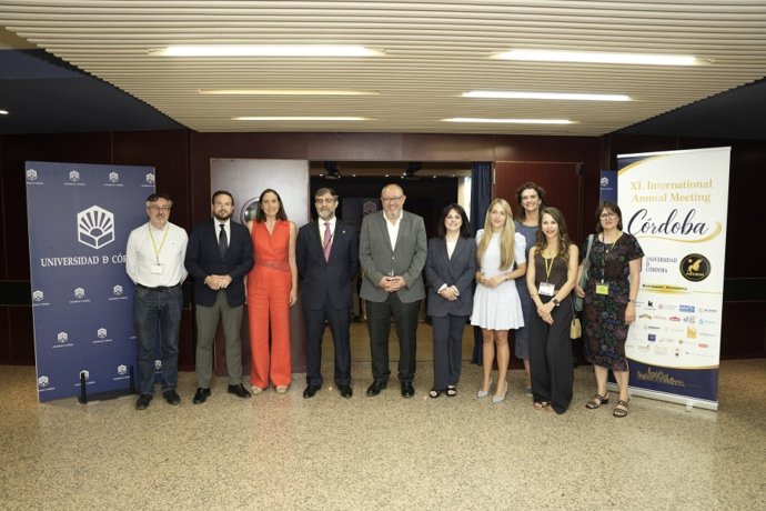 Autoridades, en el hall de entrada del Salón de Actos del Rectorado, antes de la inauguración del encuentro.