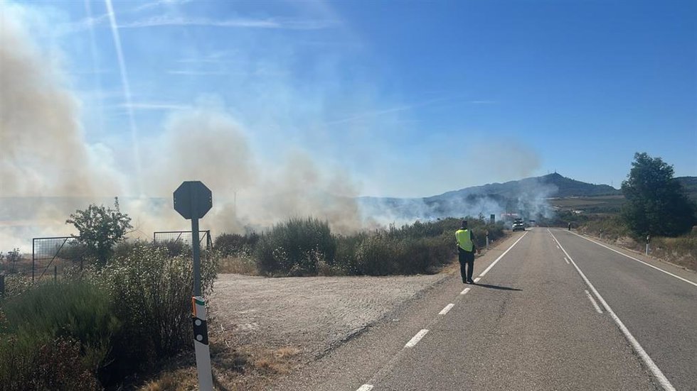 Humo en las inmediaciones de una carretera por el fuego originado cerca de Hinojal.