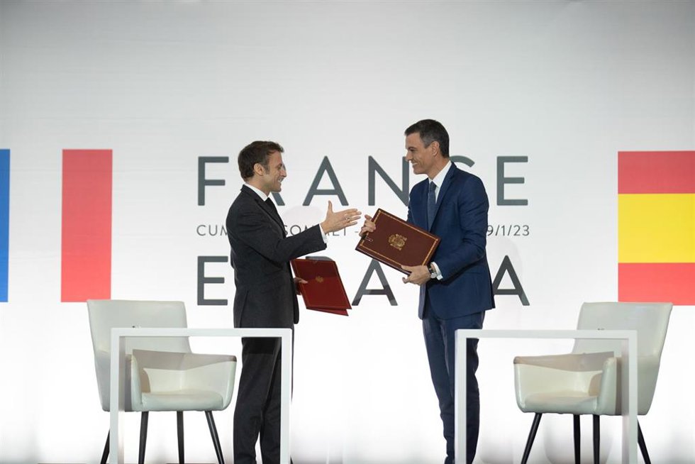 Archivo - El presidente de Francia, Emmanuel Macron (i) y el presidente del Gobierno, Pedro Sánchez (d), posan tras la firma de un Tratado de Amistad en 2023
