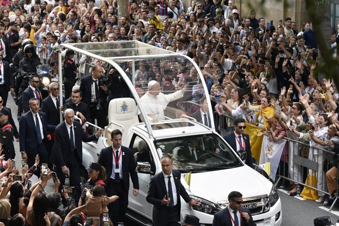 El Papa León XlV durante su recorrido en el papamóvil por la calle Roselló camino a la Basilica de la Sagrada Familia,a 10 de junio de 2026, en Barcelona, Catalunya (España). 