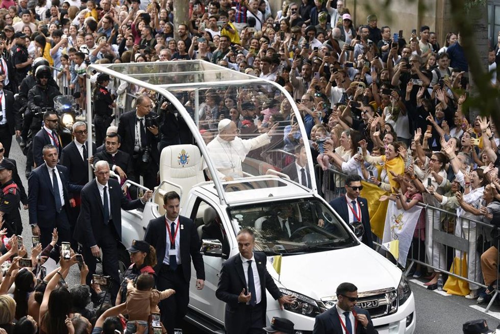 El Papa León XlV durante su recorrido en el papamóvil por la calle Roselló camino a la Basilica de la Sagrada Familia,a 10 de junio de 2026, en Barcelona, Catalunya (España).