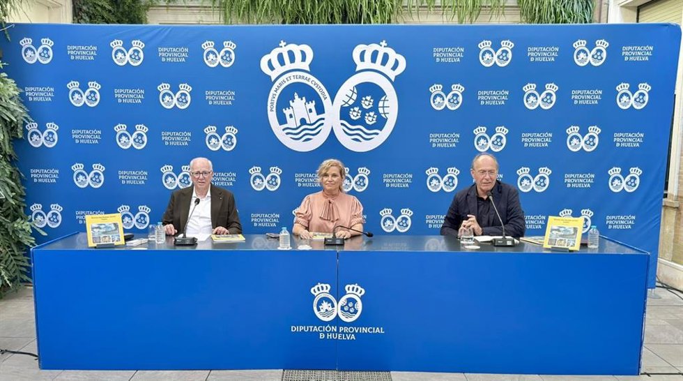 La diputada de Cultura, Gracia Baquero, junto al autor de la obra, Félix B. Camacho Malo, y José Juan Díaz Trillo, durante el acto.