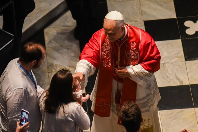 El Papa León XIV bendice a un bebé en la Abadía de Montserrat