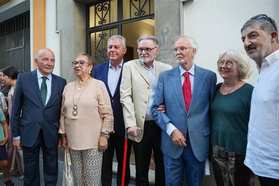 El alcalde de Sevilla, José Luis Sanz, durante el acto de descubrimiento de un azulejo conmemorativo en la casa natal de Aníbal González.