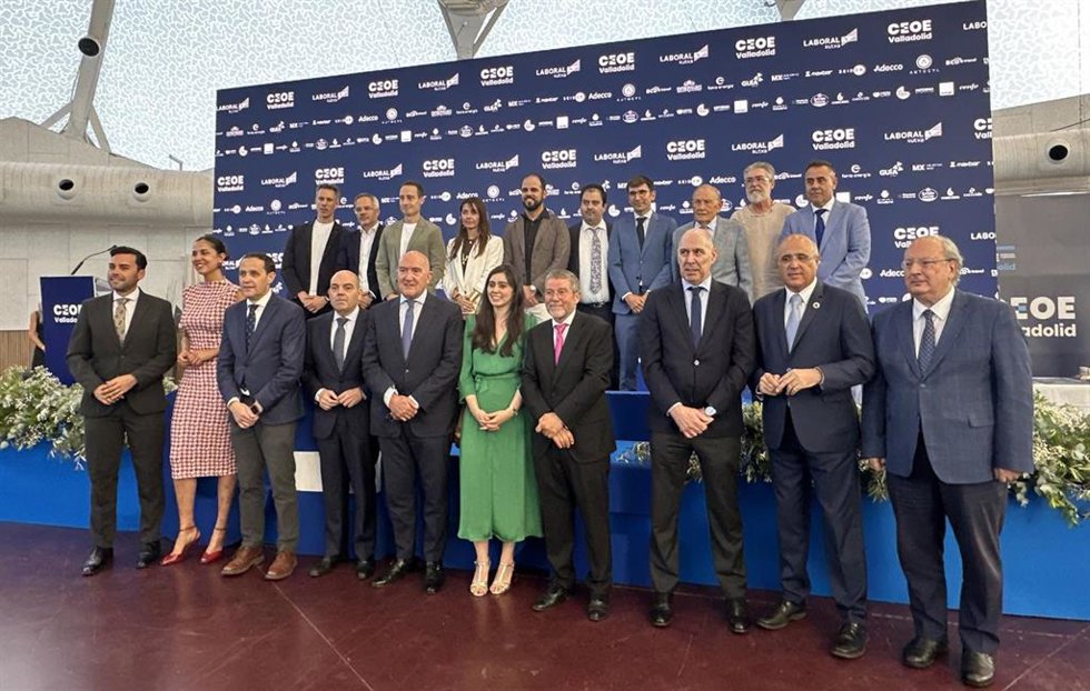 Foto de representantes institucionales, empresarios y galardonados en los Premios CEOE Valladolid.