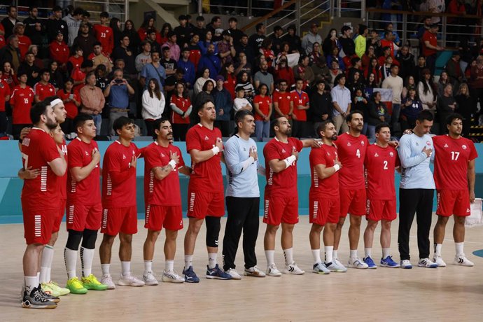 VINA DEL MAR, CHILE – NOV 04: El equipo de Chile durante el partido de balonmano masculino contra Estados Unidos en los Juegos Panamericanos Santiago 2023 en el Gimnasio Polideportivo el 04 de noviembre en Vina del Mar, Chile./ Chile's team during the