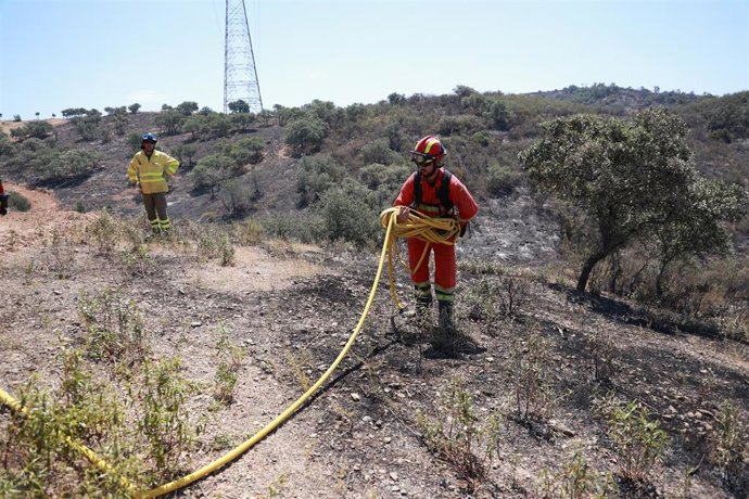 Efectivos del dispositivo de extinción del incendio forestal declarado el pasado lunes en el municipio onubense de Villanueva de los Castillejos. 
