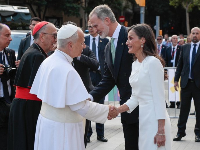 El Papa León XIV junto a los Reyes Felipe VI y Letizia a su llegada a la celebración de la Santa Misa presidida por el Papa León XIV, a 10 de junio de 2026, en Barcelona, Catalunya (España).