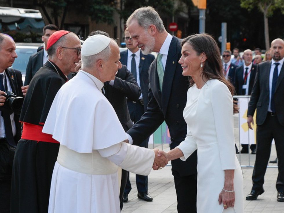 El Papa León XIV junto a los Reyes Felipe VI y Letizia a su llegada a la celebración de la Santa Misa presidida por el Papa León XIV, a 10 de junio de 2026, en Barcelona, Catalunya (España).