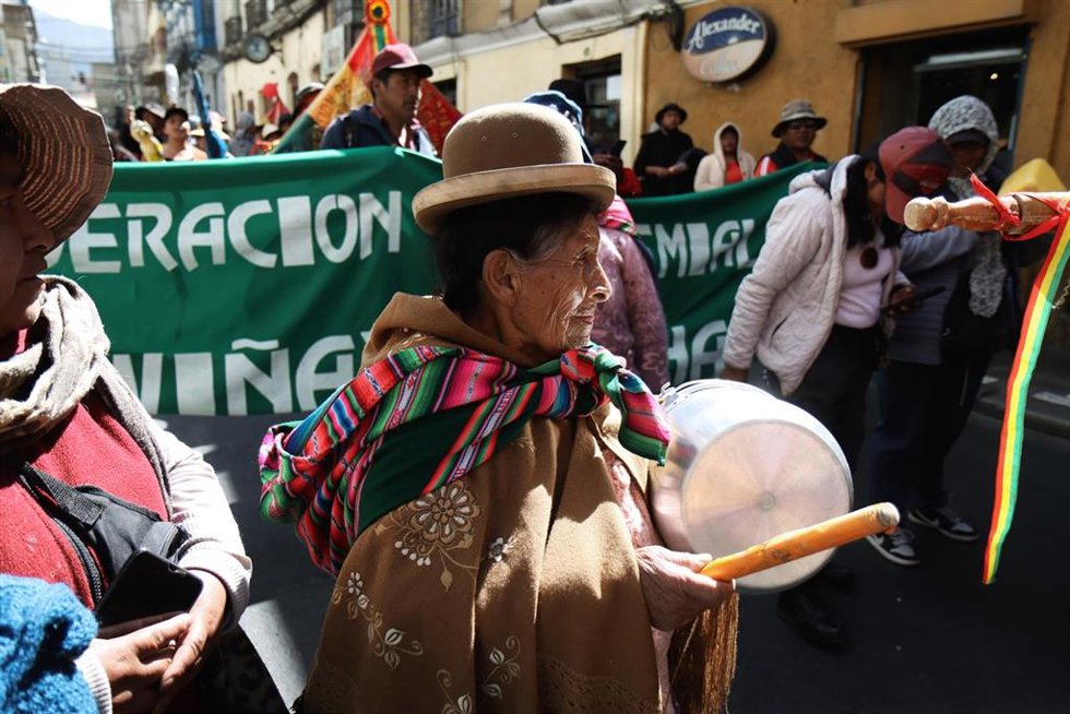 Archivo - Una mujer en una protesta contra el aumento de precios en Bolivia