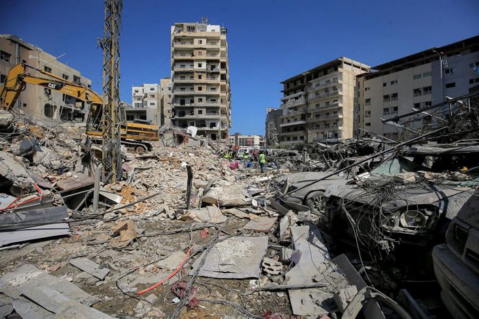 2 de junho de 2026, Beirute, Líbano: Membros da Associação Islâmica inspecionam edifícios demolidos que foram alvo de ataques aéreos israelenses nas proximidades do Hospital Jabal Amel, na cidade portuária de Tiro, no sul do Líbano. Os confrontos continua